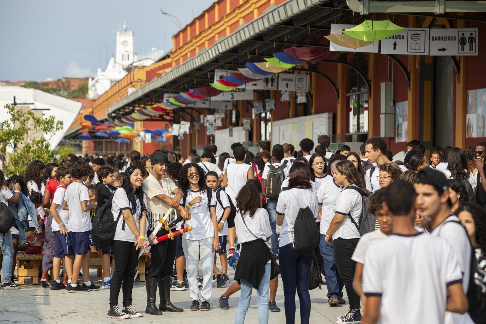 Crowd of students on the quayside in front of the Pier Mauá warehouses