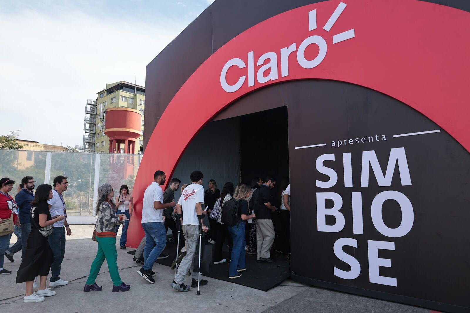 Claro Simbiose space with visitors lining up